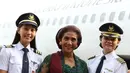 Menteri Kelautan dan Perikanan Susi Pudjiastuti foto bersama pilot dan co pilot wanita Garuda Indonesia di Bandara Soetta, Tangerang, Banten, Sabtu (21/4). Garuda mengadakan penerbangan khusus dalam Hari Kartini. (Liputan6.com/Immanuel Antonius)