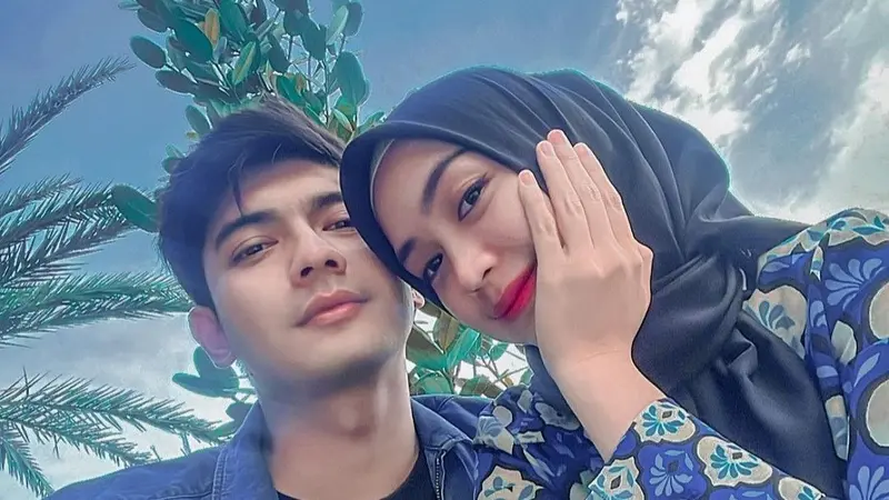 Ria Ricis tepis isu miring rumah tangganya dengan mengunggah foto bareng Teuku Ryan