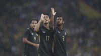 Pemain Thailand, Rattanakorn Maikami (kiri) dan Sasalak Haiprakhon merayakan gol ke gawang Malaysia pada final sepak bola SEA Games 2017 di Stadion Shah Alam, Selasa (29/8/2017). (AP Photo/Adrian Hoe)