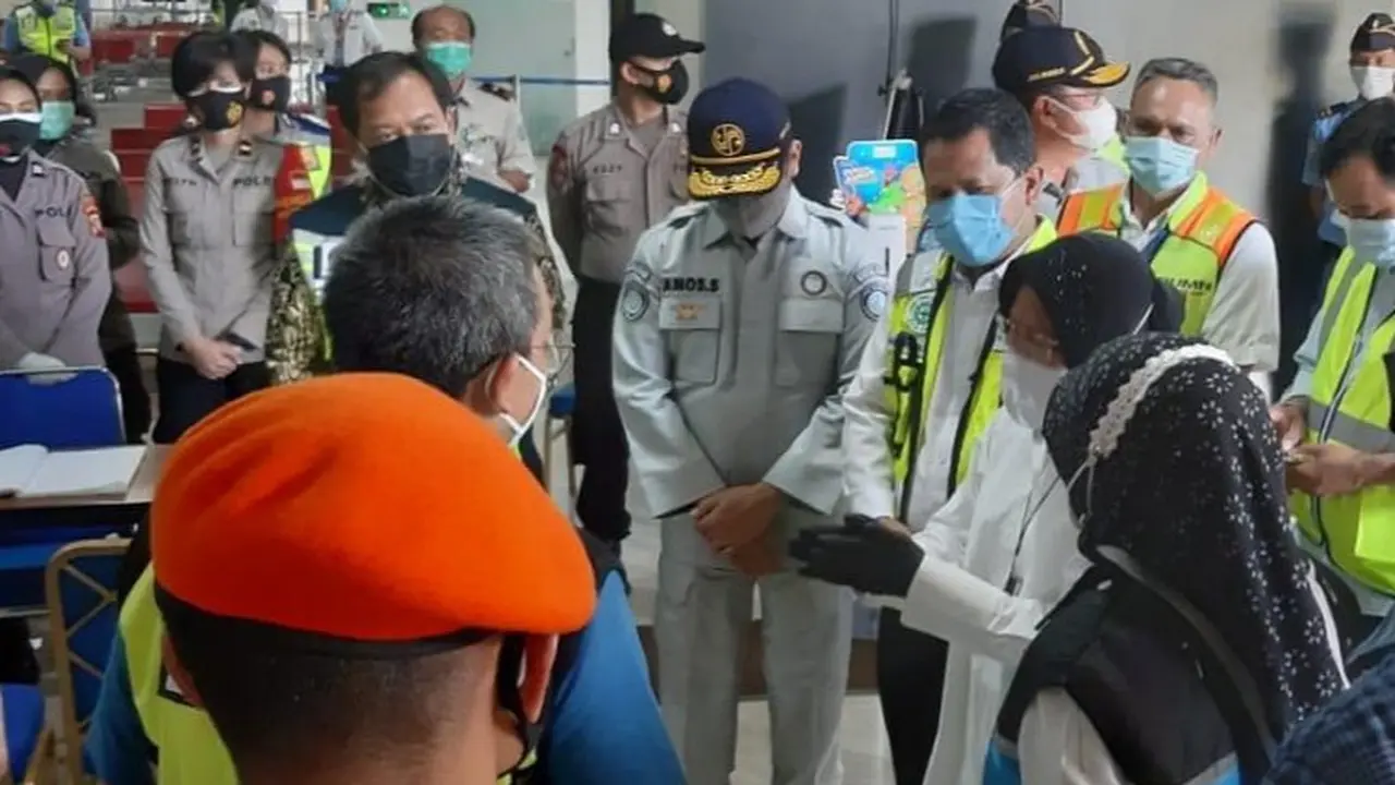 Menteri Sosial Tri Rismaharini mengunjungi Posko Crisis Center Sriwijaya Air SJ 182 di Bandara Soekarno Hatta, Senin (11/1/2021).