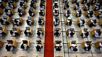 Sejumlah peserta mengikuti tes SKD CPNS 2021 di Banda Aceh, Selasa (14/9/2021). Tes SKD berlangsung pada 14 -18 September 2021. (AFP/Chaideer Mahyuddin)