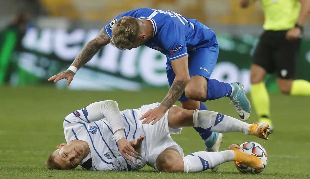 Penyerang Dynamo Kyiv, Vladyslav Supriaha, berebut bola dengan gelandang Gent, Niklas Dorsch, pada laga kedua play-off Liga Champions di Stadion Olimpiade Kiev, Rabu (30/9/2020) dini hari WIB. Dynamo Kyiv menang 3-0 atas Gent. (AP Photo/Efrem Lukatsky)