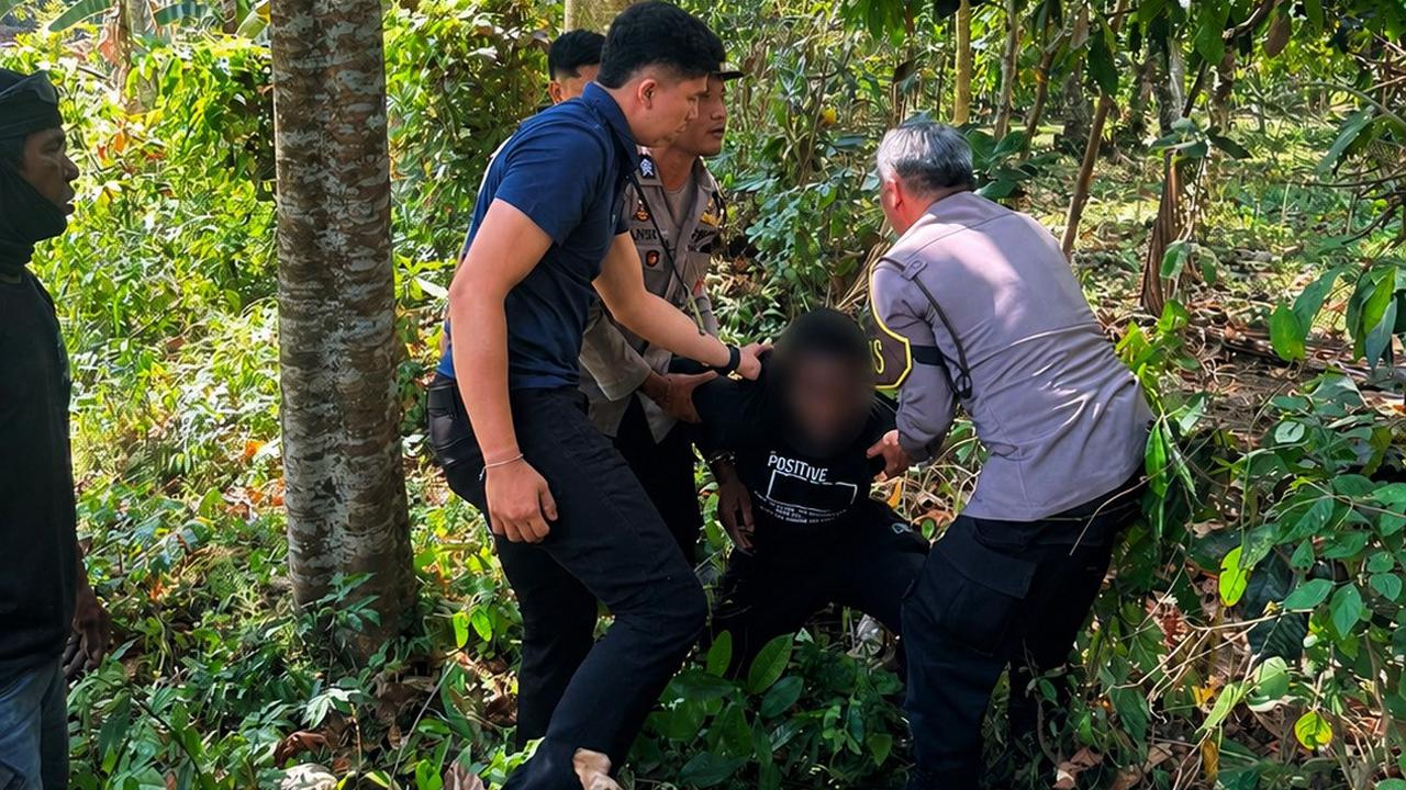 Petugas Imigrasi Tabanan saat mengamankan seorang pria WN Nigeria di Desa Bantas, Kecamatan Slemadeg Timur, Kabupaten Tabanan, Bali. (Dokumen Humas Imigrasi Tabanan).