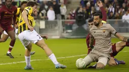 Penjaga gawang AS Roma, Rui Patricio berusaha menyelamatkan bola dari tembakan pemain Vitesse, Toni Domgjoni pada pertandingan leg pertama babak 16 Liga Europa di stadion Gelredome di Arnhem, Belanda, Jumat (11/3/2022). Roma menang tipis atas Vitesse 1-0. (AP Photo/Peter Dejong)