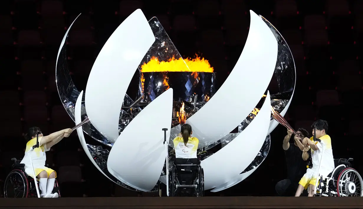 Para atlet menyalakan kuali Paralimpiade saat upacara pembukaan Paralimpiade 2020 di Stadion Nasional Tokyo, Selasa, 24 Agustus 2021. (AP Photo/Shuji Kajiyama)