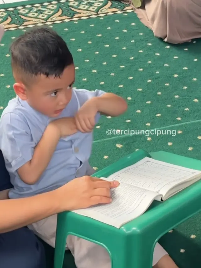 Potret Rayyanza Belajar Mengaji (credit: instagram.com/tercipungcipung).