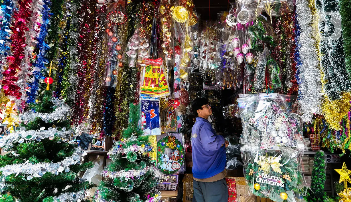 Seorang pria mencari pernak-pernik Natal di Pasar Asemka, Jakarta, Rabu (16/12/2020).   Dekorasi dan pernak-pernik Natal dibuat bertujuan mempercantik rumah mereka saat perayaan 25 Desember 2020.  (Liputan6.com/Johan Tallo)