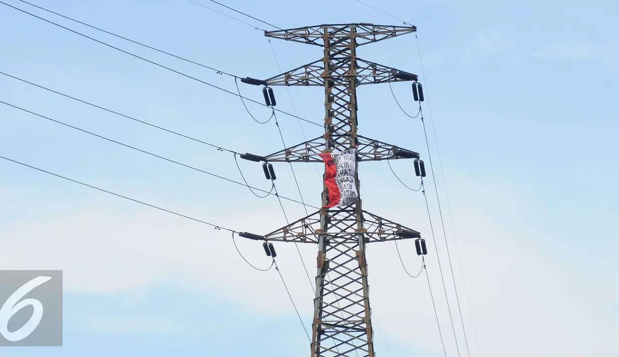 Sebuah bendera merah putih dipasang di menara sutet di kawasan Pasar Senen, Jakarta, Selasa (27/9). Pada bendera tersebut berisi kalimat yang meminta oknum Dandim untuk dihukum karena membunuh ayak yatim. (Liputan6.com/Gempur M Surya)