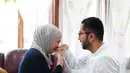 Dalam aktivitas sehari-hari, Reva kerap membagikan potret kemesraannya bersama suami dalam media sosial Instagram. Tidak jarang dalam berbagai momen mesranya ini kerap menuai banyak perhatian netizen yang membanjiri kolom komentar Instagramnya. 
 (Liputan6.com/IG/@vatemat)