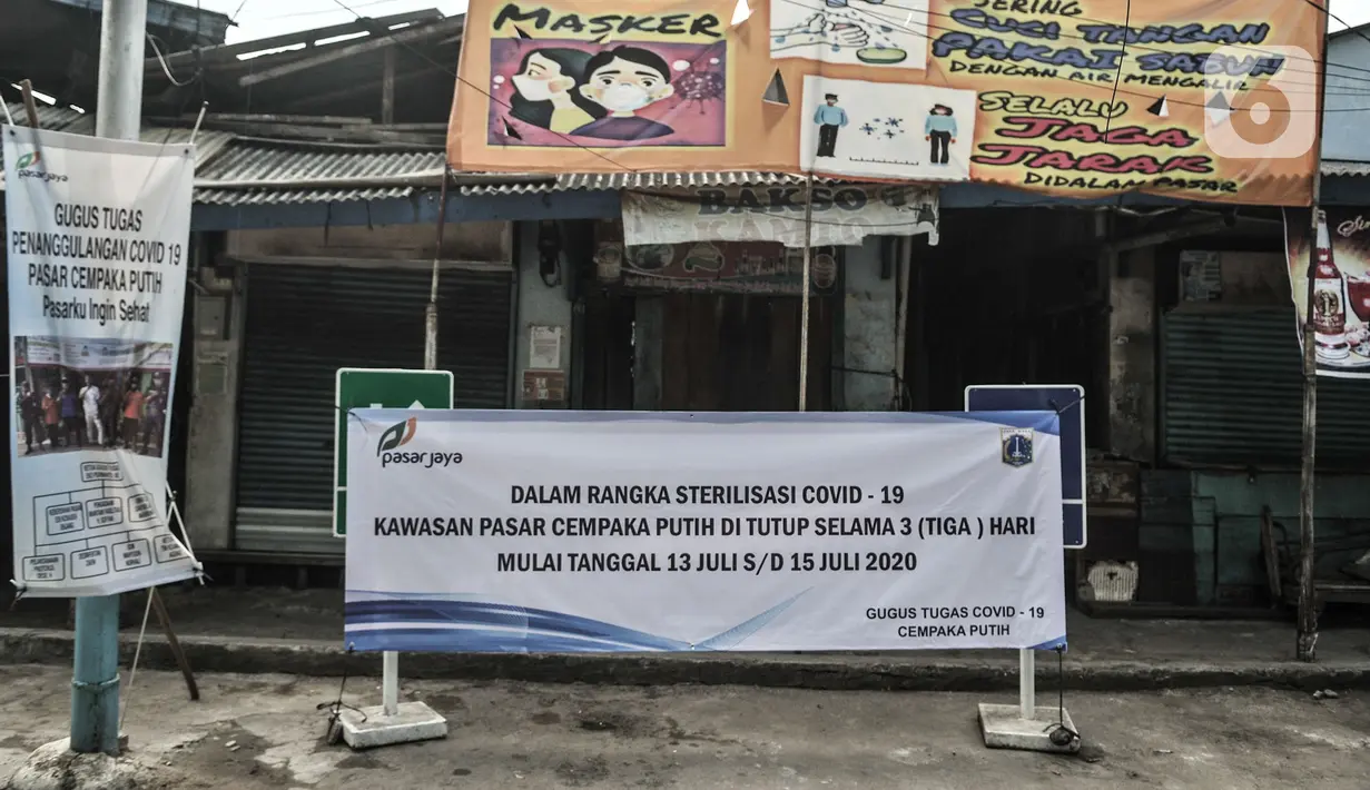 Spanduk informasi penutupan sementara terpasang di salah satu pintu masuk Pasar Cempaka Putih, Jakarta, Senin (13/7/2020). Perumda Pasar Jaya menutup sementara Pasar Cempaka Putih selama tiga hari ke depan mulai hari ini. (merdeka.com/Iqbal S. Nugroho)