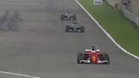 Pebalap Ferrari, Sebastian Vettel, menjuarai balapan F1 GP Bahrain di Sirkuit Sakhir, Minggu (16/4/2017). (Twitter/F1)