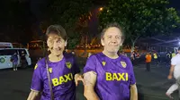 Pasangan suami-istri asal Inggris, Ross Claerk (kanan) dan Sally, yang datang ke Indonesia untuk memberikan dukungan kepada Oxford United di Piala Presiden 2025. (Boa.com/Muhammad Adi Yaksa)