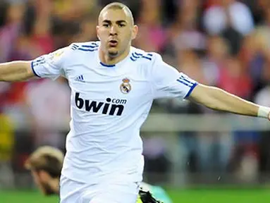 Striker Real Madrid Karim Benzema merayakan gol pembuka kemenangan El Real atas Atletico Madrid 2-1 dalam lanjutan La Liga di Vicente Calderon, 19 Maret 2011. AFP PHOTO/PEDRO ARMESTRE