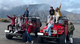 Liburan ke Bromo tentu akan semakin menarik dengan menaiki Jeep. Menikmati sensasi naik pegunungan dengan kendaraan tangguh saat menuju momen matahari terbit memang sudah menjadi salah satu ikon wisata di Bromo. Usai menyaksikan matahari terbit, biasanya akan berjalan-jalan di area padang pasir. (Liputan6.com/IG/@havizadevianjani)