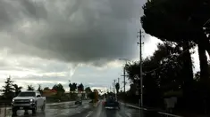 Langit di kawasan Yuba City memperlihatkan awan yang mulai membentuk tornado, California, AS, Selasa (22/10/12). Cuaca ektrem yang kini melanda California dan Nevada menyebabkan sejumlah wilayah banjir karena diserang hujan badai. (AP Photo/Chris Kaufman)