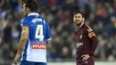 Eskpresi pemain Barcelona, Lionel Messi setelah gagal mencetak gol lewat penalti saat melawan Espanyol pada laga Copa Del Rey di RCDE Stadium, Cornella de Llobregat, (17/1/2018). Barcelona kalah 0-1. (AFP/Josep Lago)