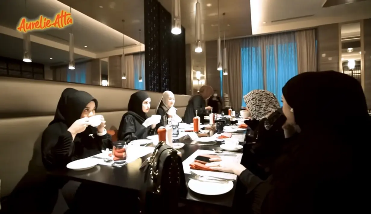 Keseruan begitu terlihat dari buka bersama dan arisan geng Mamayu ini. Arisan kocok arisan juga sukses membuat para mama muda cantik heboh. [Youtube/Aurelie Atta]