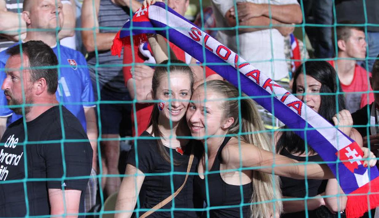 Supporter cantik Slowakia ini berpose di depan kamera