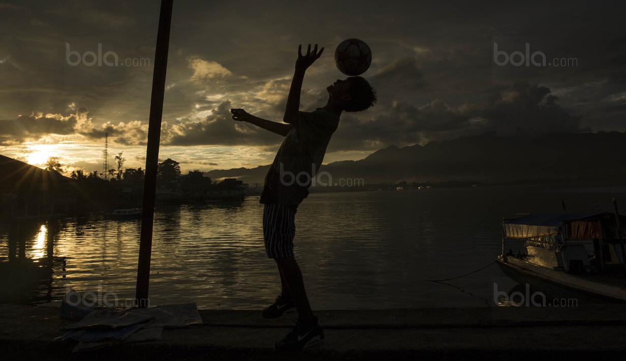 Keterbatasan ekonomi menjadi lecutan semangat bagi Ilham Lestaluhu untuk bisa menjadi pesepak bola nasional agar bisa menafkahi keluarga. (Bola.com/Vitalis Yogi Trisna)