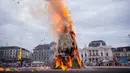 Sebuah boneka salju raksasa atau yang disebut Boeoegg dibakar di alun-alun Sechselaeuten, Zurich, Swiss (16/4). Menurut tradisi setempat semakin cepat Boeoegg meledak makan semakin cepat musim panas di Swiss. (Ennio Leanza/Keystone via AP)