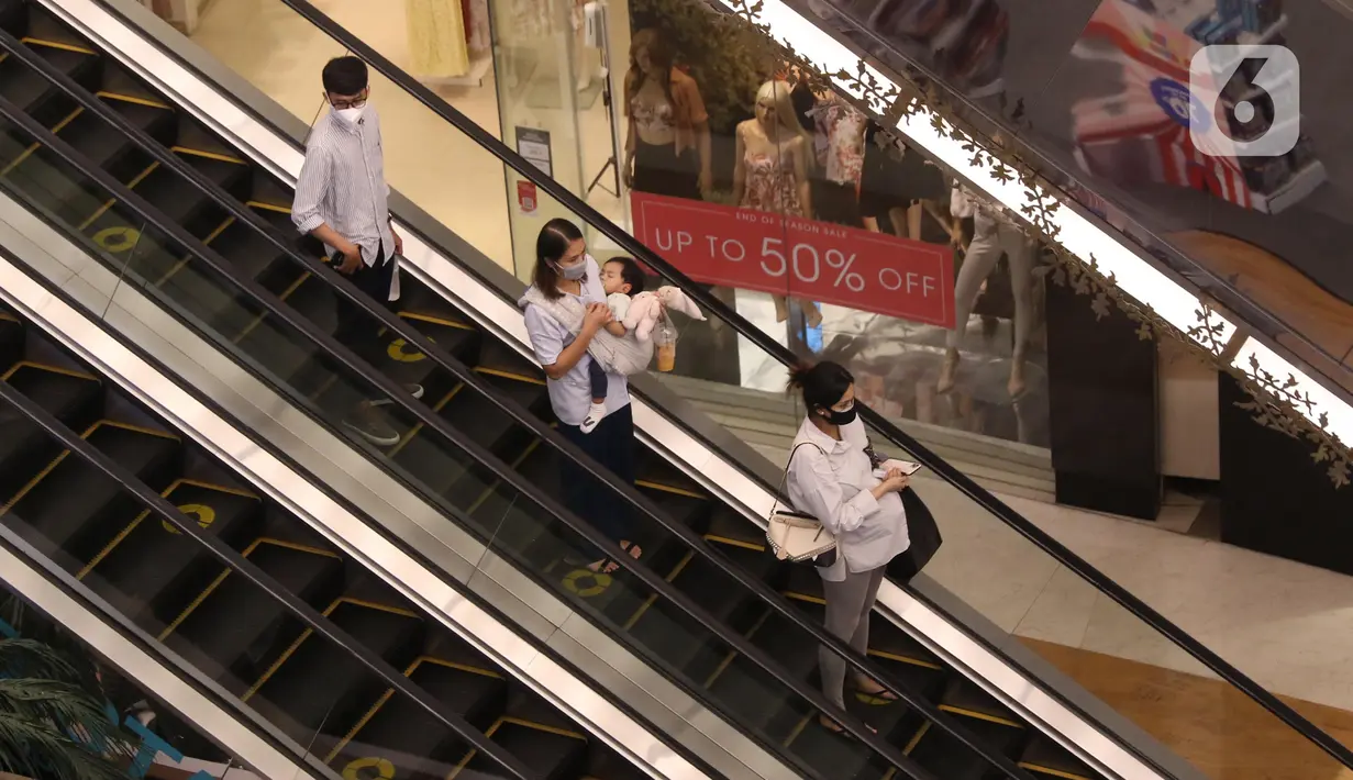 Pengunjung turun menggunakan eskalator di Lippo Mall Kemang, Jakarta, Jumat (2/7/2021). Penutupan operasional gedung pusat perbelanjaan sebagai langkah pembatasan kegiatan masyarakat dalam upaya Pemerintah menekan angka penyebaran Covid-19. (Liputan6.com/Angga Yuniar)