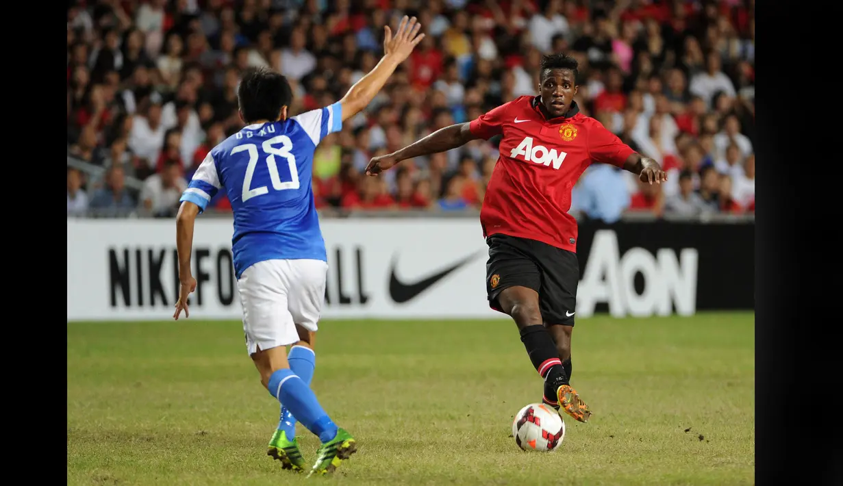 Wilfried Zaha (kanan) bergabung bersama MU pada musim 2012/2013 dari Crystal Palace. Zaha bertahan selama empat musim bersama Manchester United, namun dirinya lebih banyak dipinjamkan ke klub lain. Ia cuma diberikan empat kali pertandingan tanpa kontribusi apapun. Akhirnya Crystal Palace mempermanenkan kembali Zaha hingga hari ini. (AFP/ Dale De La Rey)