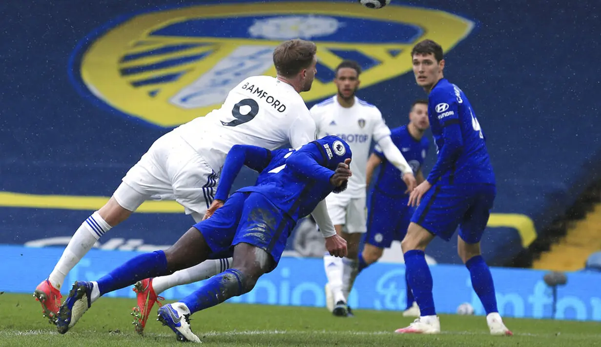Pemain Leeds United Patrick Bamford menyundul bola saat melawan Chelsea pada pertandingan Liga Inggris di Stadion Elland Road, Leeds, Inggris, Sabtu (13/3/2021). Pertandingan berakhir 0-0. (Lindsey Parnaby/Pool via AP)
