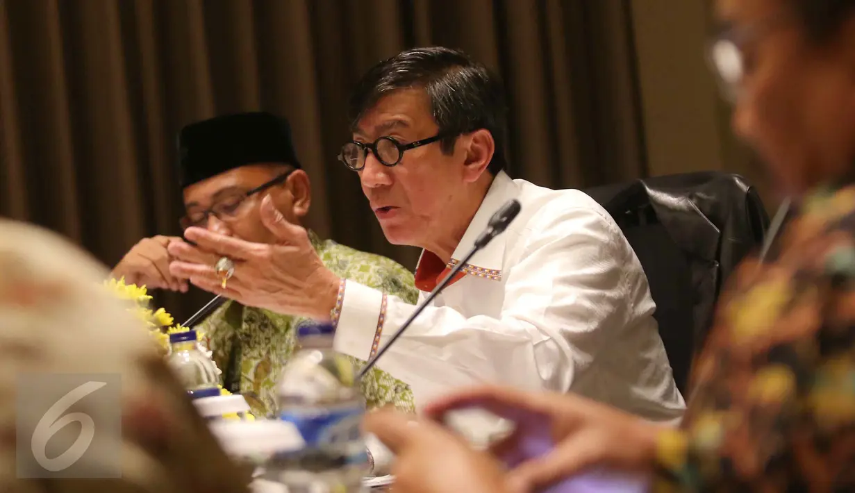 Menteri Hukum dan HAM Yasonna Laoly saat rapat koordinasi di Bogor, Jawa Barat, Jumat (23/9) malam. Forum yang diikuti pakar ahli hukum untuk mengakomodasi keinginan publik guna mencari jalan tengah dari PP No.99 Tahun 2012. (Liputan6.com/Angga Yuniar)