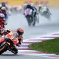 Pebalap Repsol Honda, Marc Marquez, sempat memimpin sejak start MotoGP Brno di Sirkuit Autodrom Brno yang diguyur hujan, Minggu, (21/8/2016). (EPA/Filip Singer)