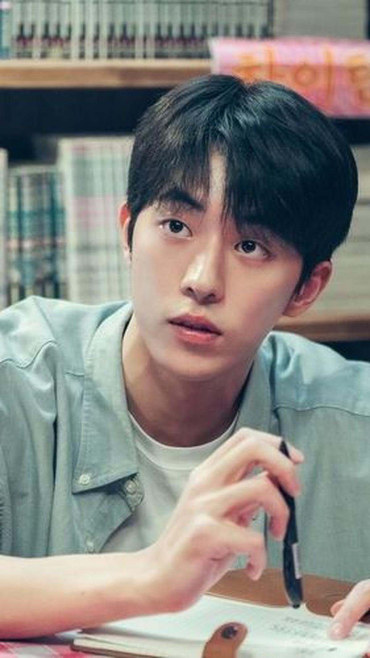 Dalam "Start-Up," Nam Joo Hyuk memerankan karakter Nam Do-san, seorang jenius matematika yang terlibat dalam dunia startup.