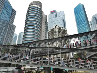 Calon penonton rela antre hingga Halte Bus Transjakarta Senayan untuk mengikuti Closing Ceremony Asian Games 2018 di Stadion GBK, Jakarta, Minggu (2/9). Mereka rela antre sejak pukul 08.00 pagi. (merdeka.com/Arie Basuki)