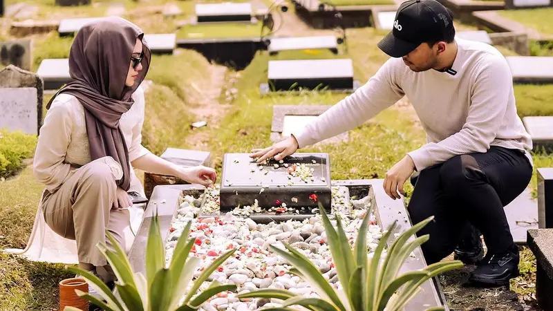 Potret Thariq Halilintar dan Aaliyah Massaid mengunjungi makam Adjie Massaid (Sumber: Instagram/@thariqhalilintar)