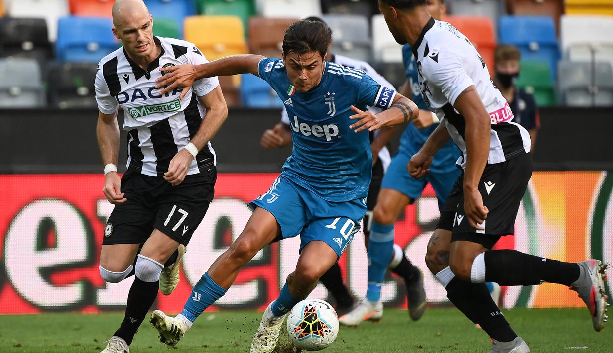 Penyerang Juventus, Paulo Dybala, berebut bola dengan bek Udinese, Bram Nuytinck, pada laga lanjutan Serie A di Dacia Arena, Jumat (24/7/2020) dini hari WIB. Juventus kalah 1-2 atas Udinese. (AFP/Marco Bertorello)