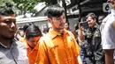 Pedangdut Septyan Arochman alias Daffa bersama tersangka lain dihadirkan dalam rilis narkoba di Ditresnarkoba Polda Metro Jaya, Senin (7/10/2019). Daffa ditangkap di wilayah Tanah Abang, pada Sabtu (5/10) dini hari dengan barang bukti satu bungkus sabu seberat 0,73 gram. (Liputan6.com/Faizal Fanani)