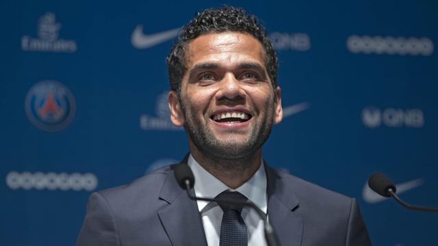 FOTO: Tolak Manchester City, Dani Alves Resmi Gabung PSG