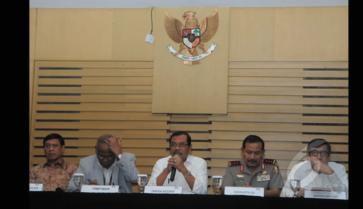 Pimpinan KPK bertemu dengan sejumlah menteri dan petinggi lembaga hukum di Gedung KPK, Senin (2/3/2015).  KPK melimpahkan kasus dugaan tindak pidana korupsi transaksi mencurigakan Komjen Pol Budi Gunawan ke Kejaksaan Agung. (Liputan6.com/Herman Zakharia)