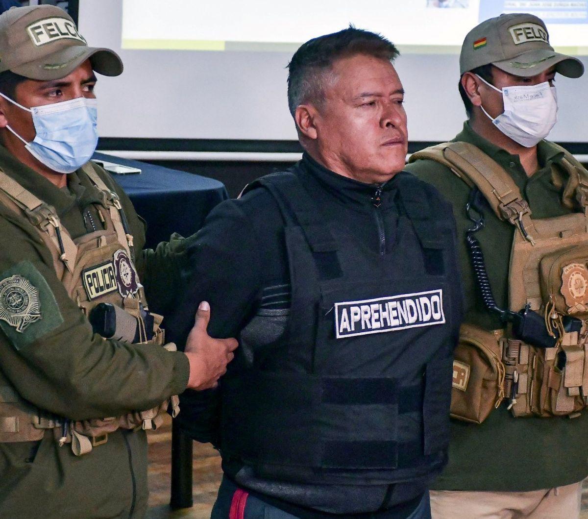 Jenderal Juan Jose Zuniga, panglima militer Bolivia yang telah diberhentikan,&nbsp;dikawal oleh polisi setelah penangkapannya di La Paz, Bolivia, pada 26 Juni 2024. Jenderal Juan Jose Zuniga ditangkap atas dugaan menjadi dalang dalam upaya kudeta militer 