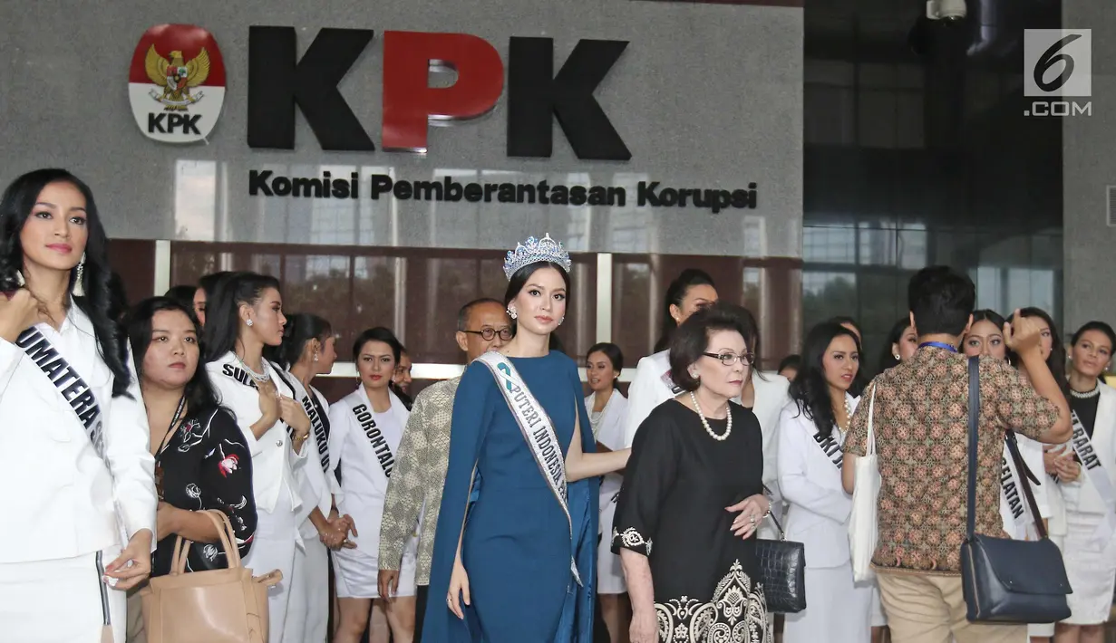 Puteri Indonesia Pariwisata 2017, Karina Nadila Niab bersama para finalis Puteri Indonesia 2018 usai melakukan kunjungan di gedung KPK di Jakarta, Senin (5/3). (Liputan6.com/Herman Zakharia)