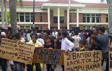 Warga bawa 50 bambu hadiri sidang dua pemotong bambu