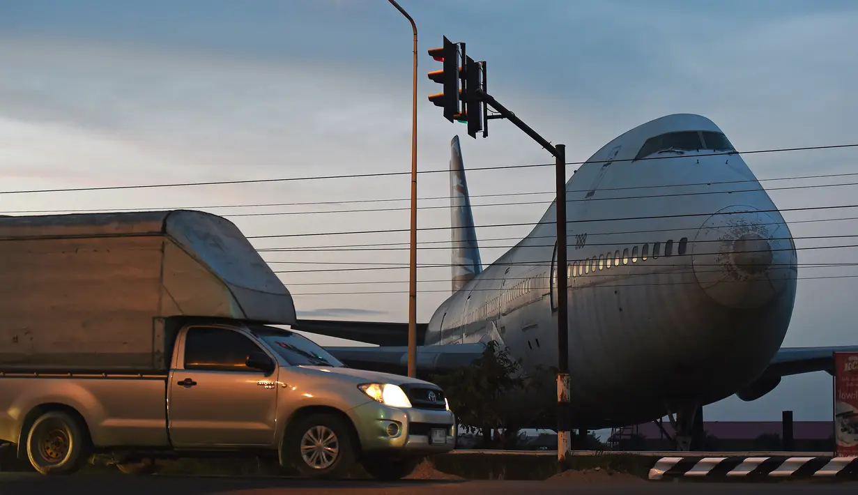 Sebuah pesawat Boeing 747 terlihat di persimpangan jalan raya Nakhon Pathom, Bangkok, Thailand (19/1). Pesawat ini sengaja diletakkan dipersimpangan jalan sebagai hiasan kota. (AFP PHOTO / Christophe Archambault)