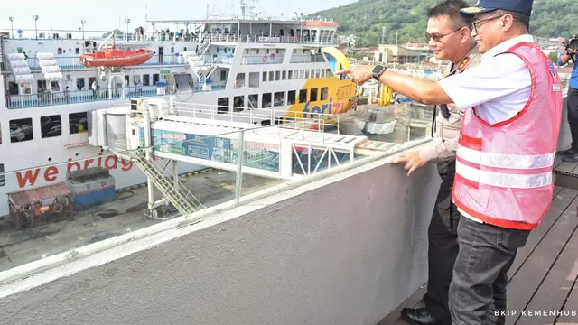 Menteri Perhubungan Budi Karya Sumadi meninjau Pelabuhan Merak – Bakauheni, Sabtu (24/12/2022). Dalam tinjauan ini Menhub meminta PT ASDP Indonesia Ferry mengantisipasi potensi gangguan cuaca. (Dok Kemenhub)