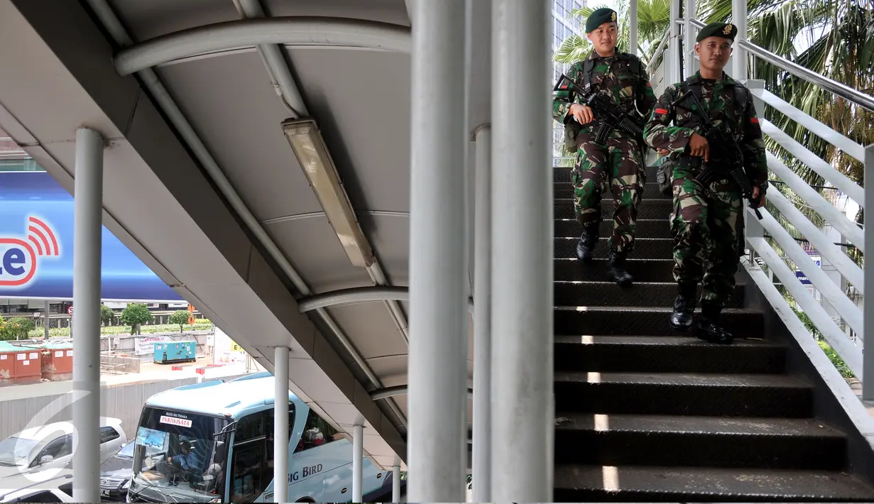 Aparat keamanan berjaga di jembatan penyeberangan orang (JPO) kawasan Bundaran HI, Jakarta, (5/3). KTT Luar Biasa OKI akan berlangsuung besok 6-7 Maret 2016. (Liputan6.com/JohanTallo)