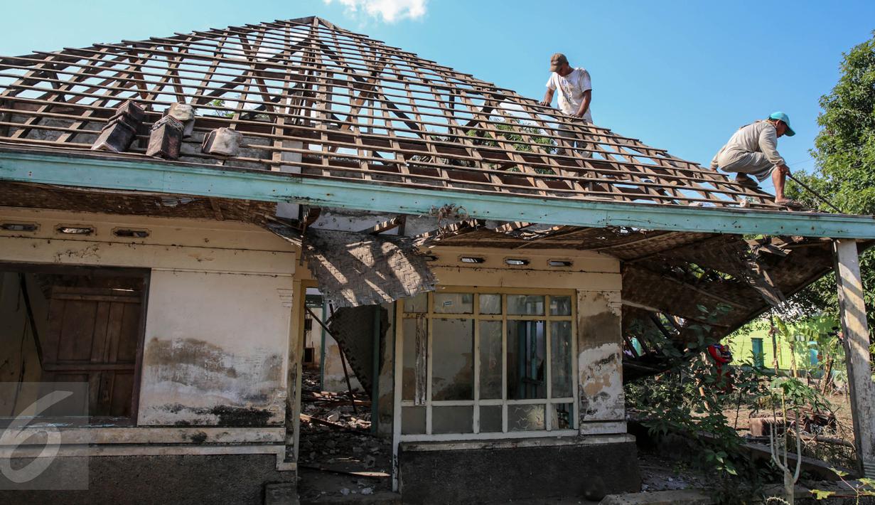 Warga membongkar sendiri rumah yang akan terkena dampak penggenangan Waduk Jatigede di Desa Cipaku, Sumedang, Jawa Barat, Senin (31/8/2015). Beberapa warga masih ada yang bertahan karena belum tuntasnya soal ganti rugi. (Liputan6.com/Faizal Fanani)