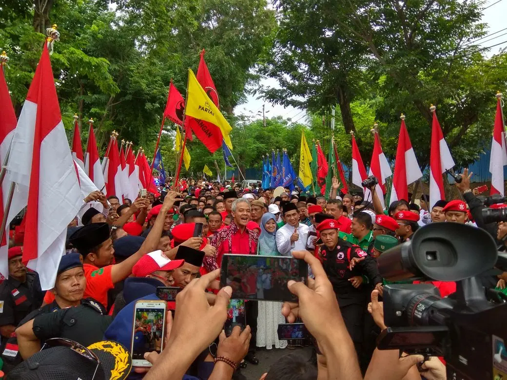 Cagub petahana Ganjar Pranowo diantar pendukungnya menuju KPU untuk mendaftar. (foto: Liputan6.com/ felek wahyu)