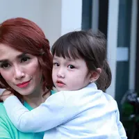 Rencananya Ussy Sulistiawaty bakal mudik ke kampung halaman Andhika Pratama dan berlebaran di sana. (Wimbarsana/Bintang.com)