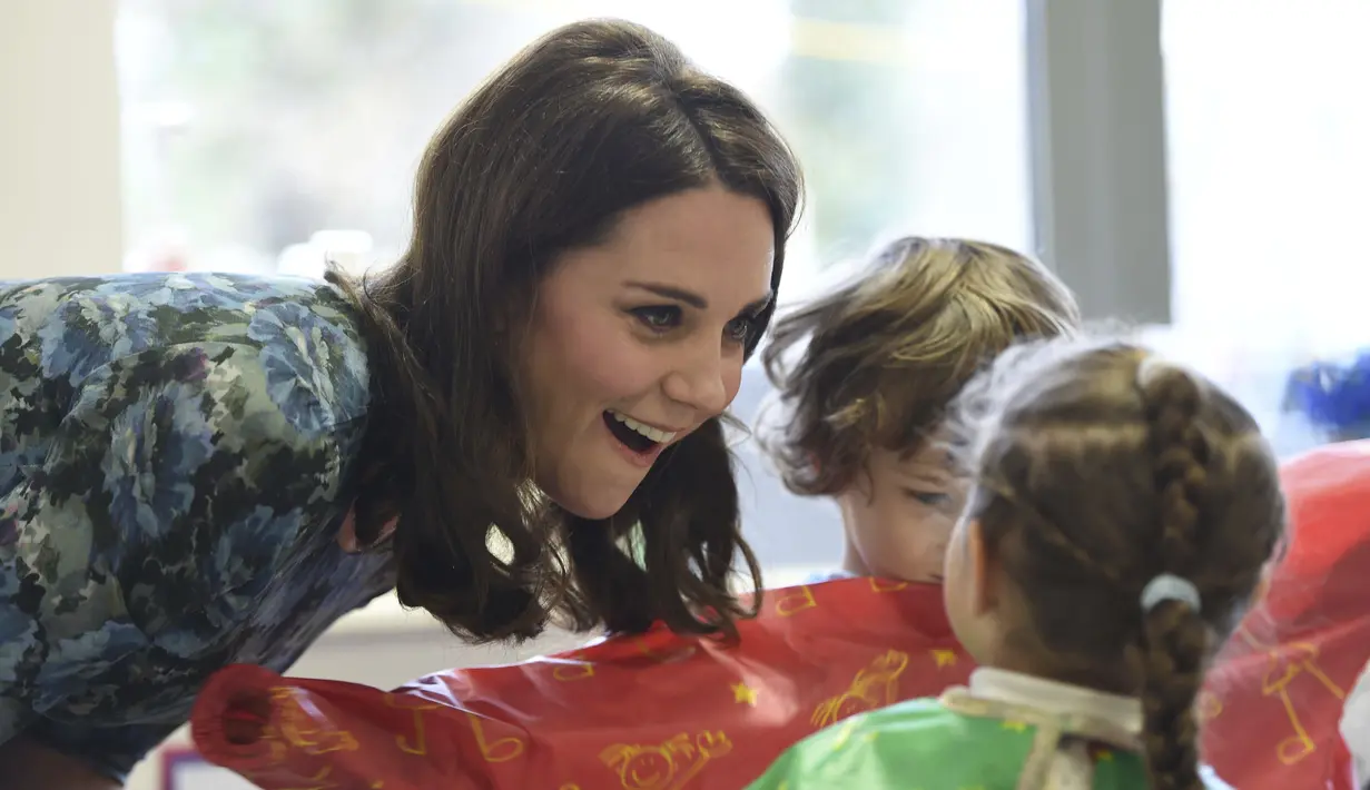 Kate Middleton berinteraksi dengan anak-anak saat mengunjungi Akademi Reach Feltham, London, Inggris, Rabu, (10/1). Badan amal memberikan dukungan kepada 282 sekolah di seluruh Inggris, termasuk Akademi Reach Feltham. (Eddie Mulholland/Pool Photo via AP)