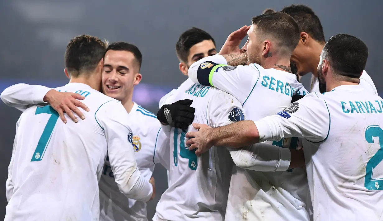 Para pemain Real Madrid merayakan gol yang dicetak Casemiro ke gawang PSG pada laga Liga Champions di Stadion Parc des Princes, Paris, Selasa (6/3/2018). Madrid berhasil lolos ke delapan besar. (AFP/Geoffroy Van Der Hasselt)