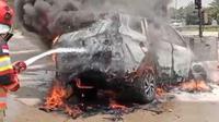 Mobil terbakar usai kecelakaan tunggal di Gerbang Tol Ciawi, KM 41, Kota Bogor, Rabu (8/10/2025).