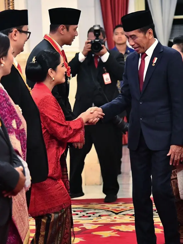 Annisa Pohan Pakai Ulos