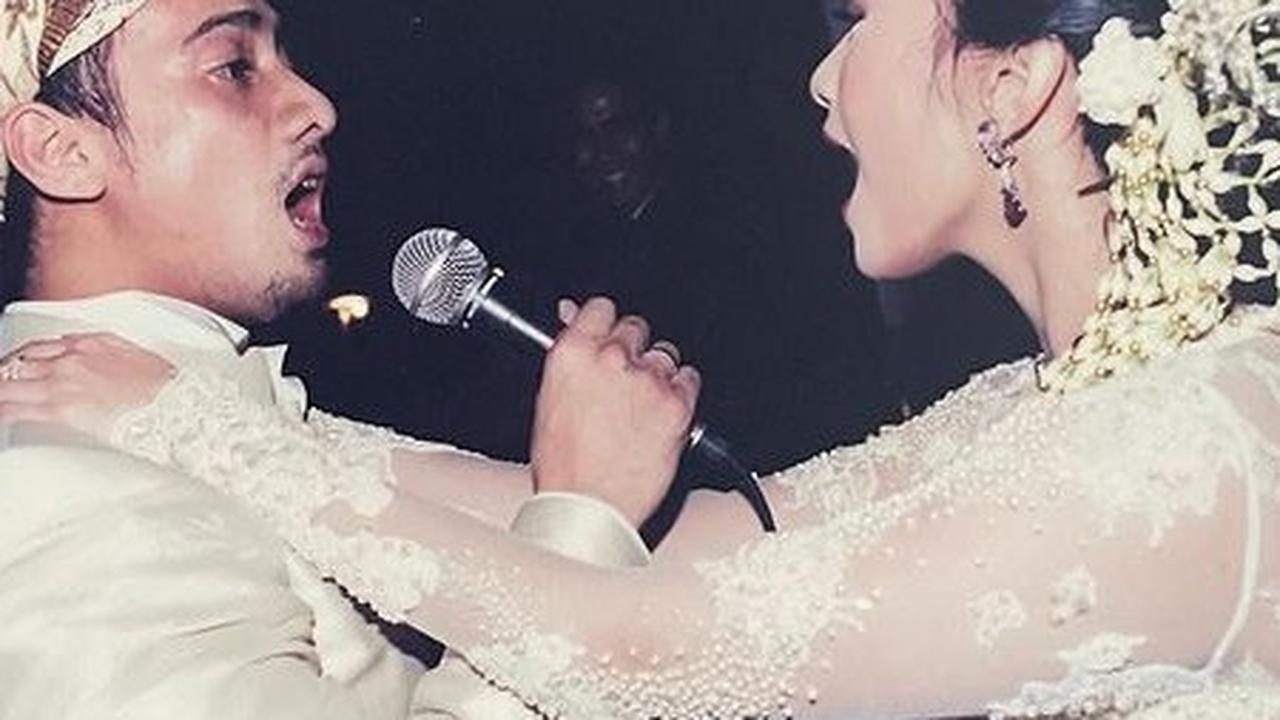 Di momen suka cita ini Ersa dan Otto juga sempat bernyanyi bersama. Keduanya masih dalam balutan baju pengantin menyumbangkan sebuah lagu.